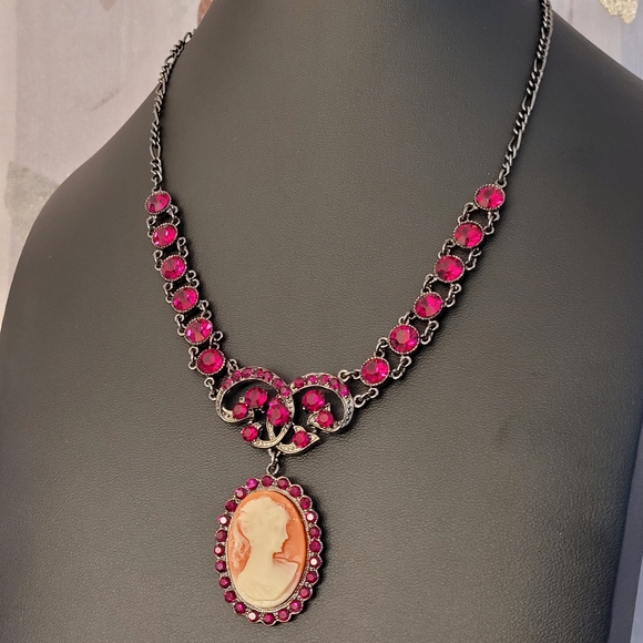 Cameo Pendant With Deep Blood Red Crystals Gunmetal-tone Choker Necklace PoFJ - Picture 14 of 16